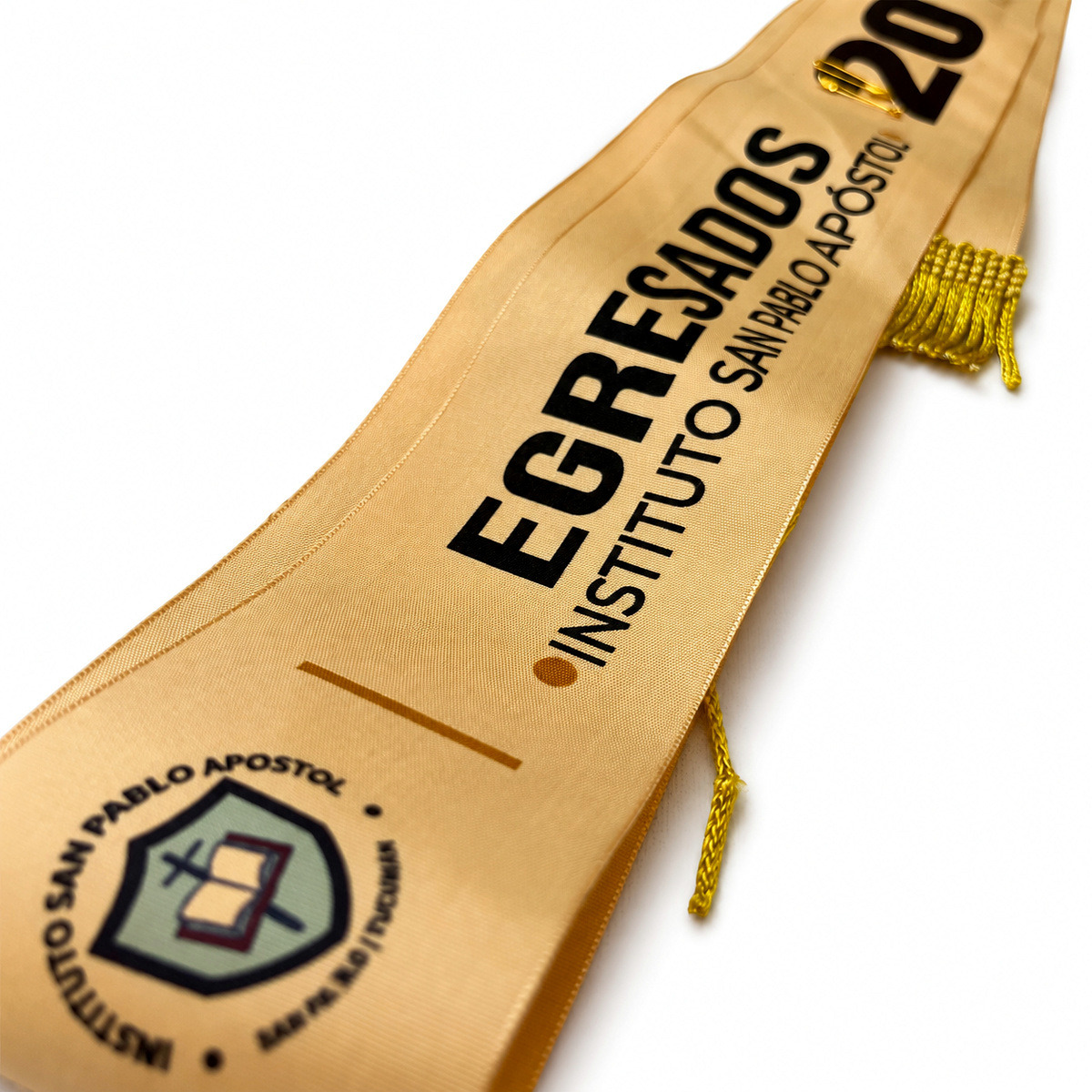 Banda beige personalizada para egresados con escudo institucional y texto Egresados 2026