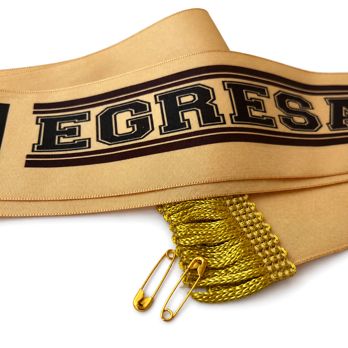 Detalle de banda beige personalizada con escudo institucional y texto de egresados