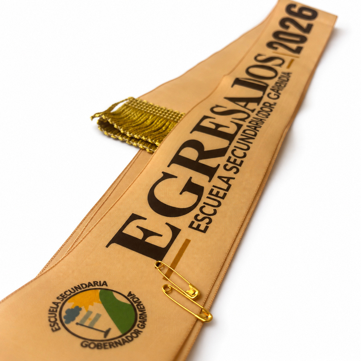 Bandas beige personalizadas para egresados con distintos escudos y estilos de impresión