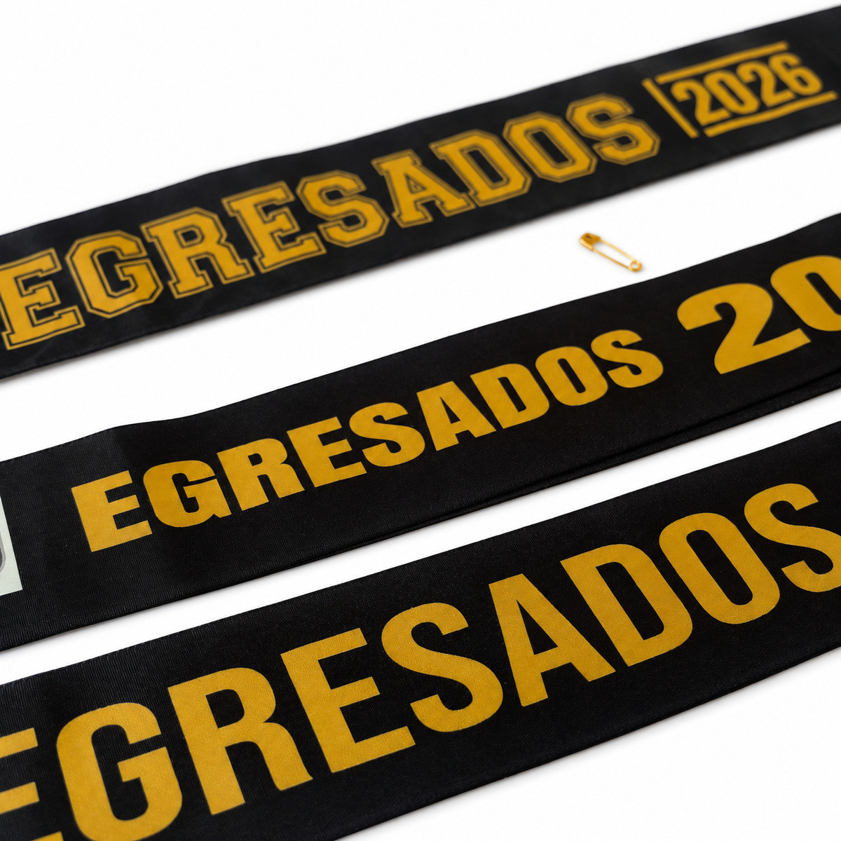 Detalle de estampados DTF dorados sobre bandas negras