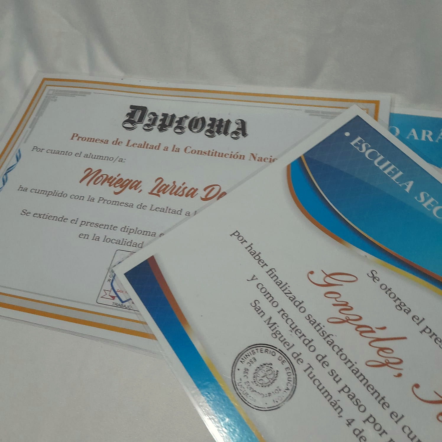 Detalle de un diploma personalizado en papel ilustración de 300 gramos