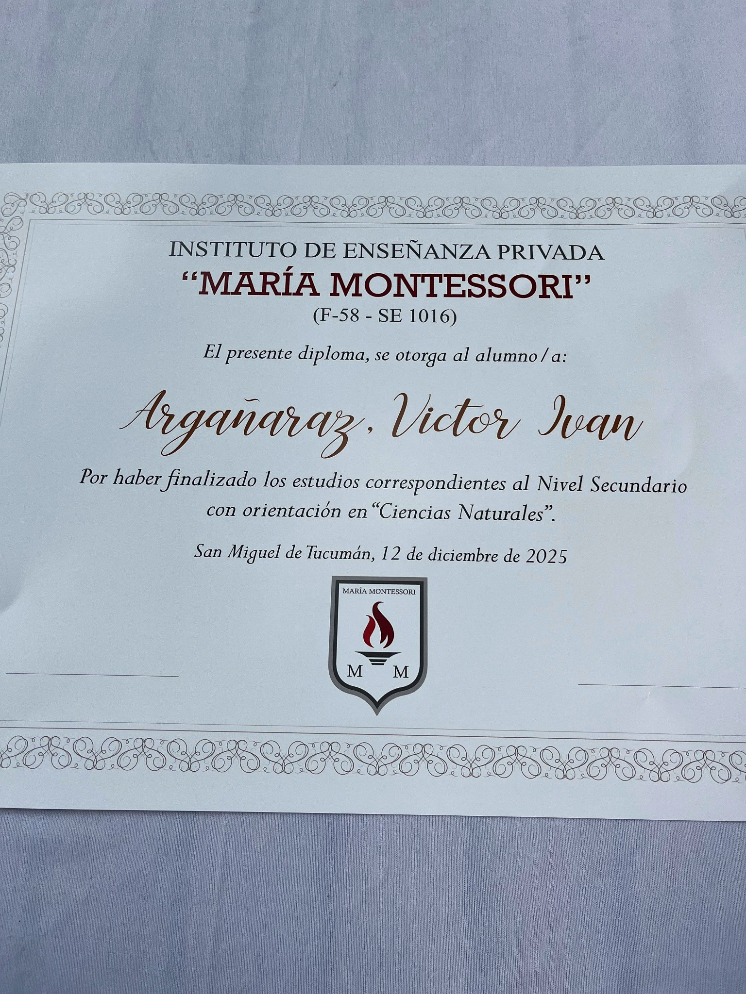 Diploma personalizado con nombre del alumno e identidad institucional