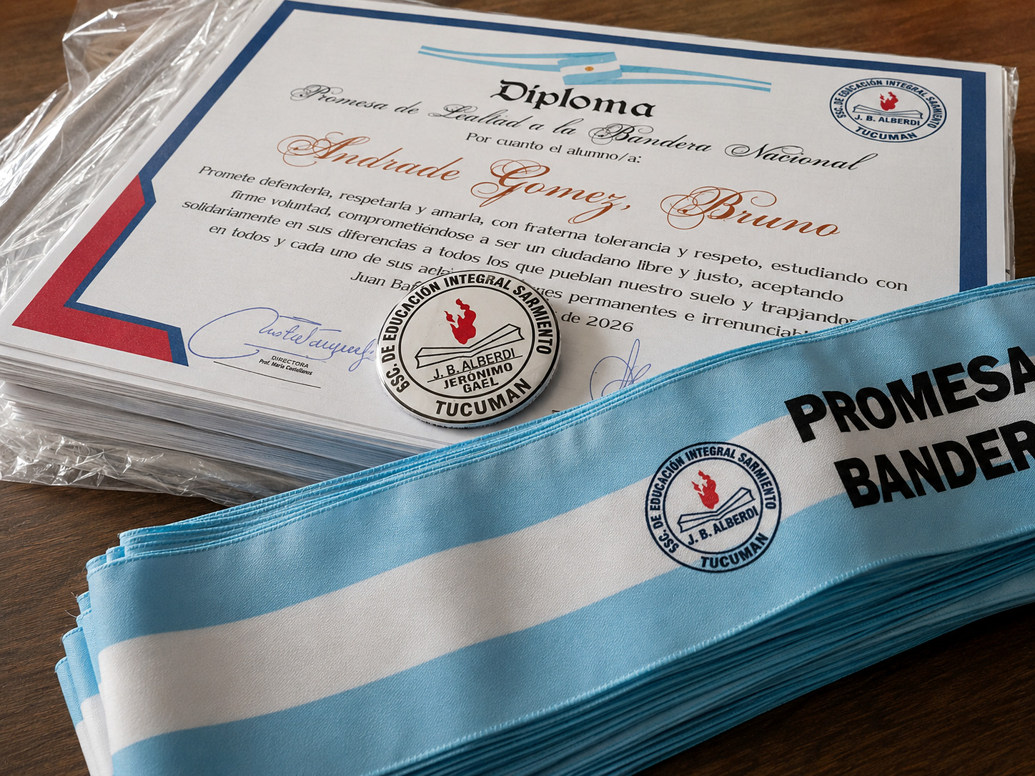 Detalle de la terminación plastificada de un diploma personalizado