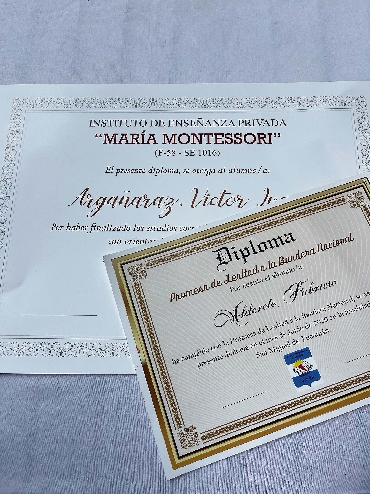Comparación de tamaño entre diplomas personalizados A4 y A3