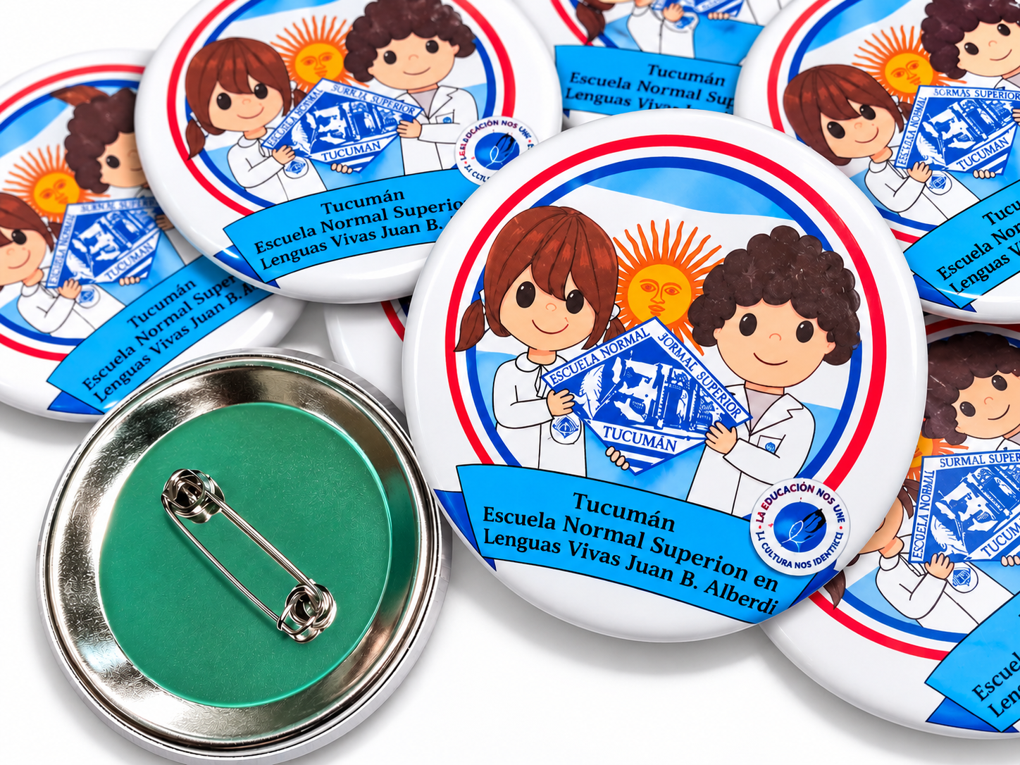 Conjunto de prendedores personalizados para una institución educativa